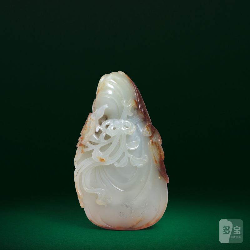 十八世紀 青玉帶皮荷包形把件 | A PALE GREEN AND RUSSET JADE CARVING OF A TIED POUCH, BAT AND PEONY - 图3